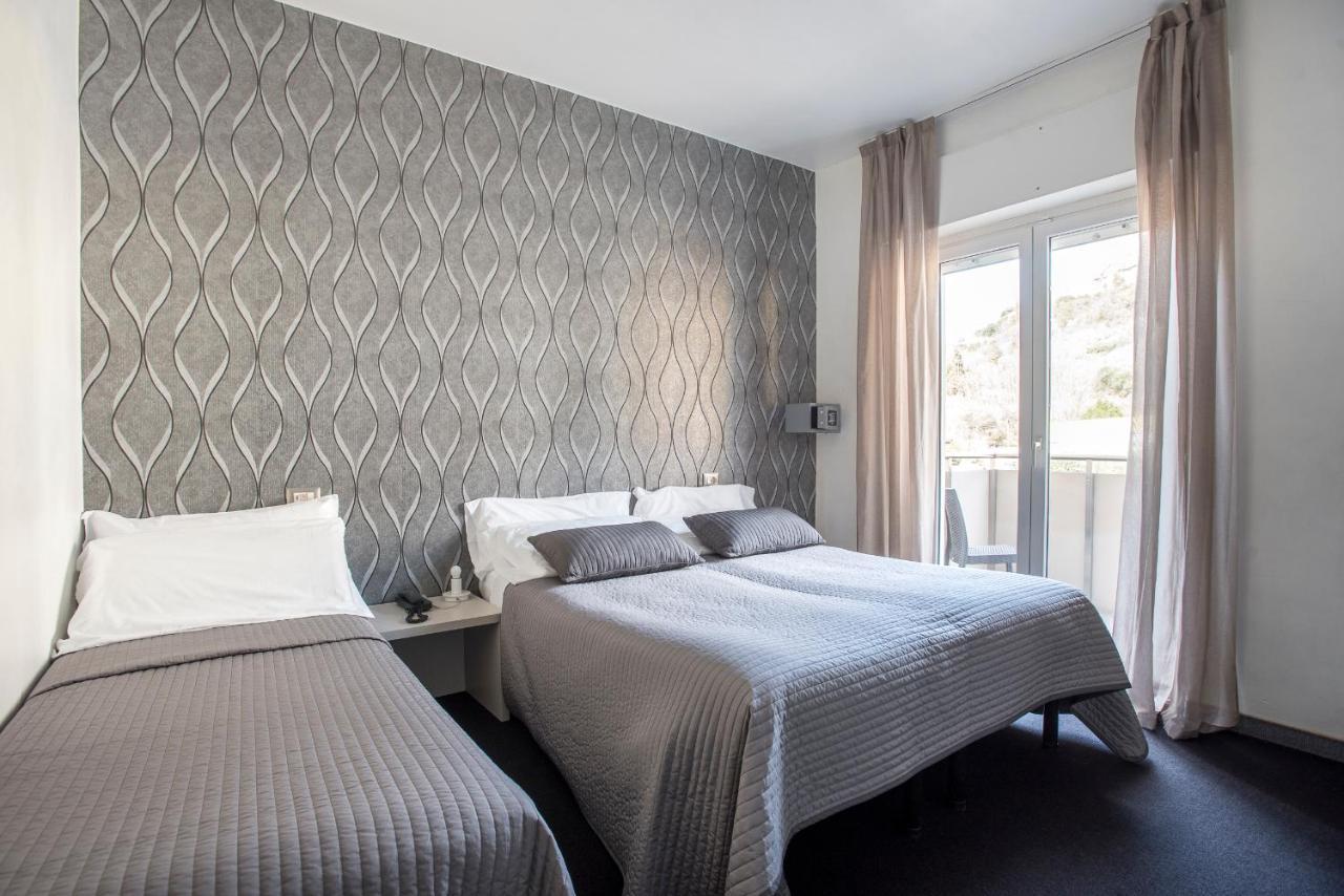 Hotel Rubino Nago-Torbole Ngoại thất bức ảnh